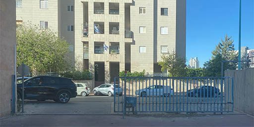 שער חניון תת‑קרקעי
